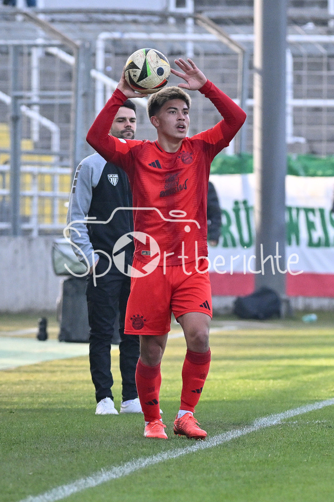 FC Bayern Amateure - 1. FC Schweinfurt 05 | Beim Einwurf Angelo BRUECKNER (FC Bayern München II #2) / Einzelfoto / Freisteller / Regionalliga Bayern: FC Bayern Muenchen II - 1. FC Schweinfurt 1905, Gruenwalder Stadion am 22.02.2025