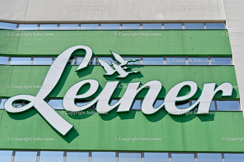 Leiner_ 01.06.2023-4 | 01.06.2023, Linz, AUT, Leiner, im Bild Leiner, Linz, Möbelhaus, Möbel, Moebelhaus, Moebel, Logo, Fahnen, Flaggen, Schild