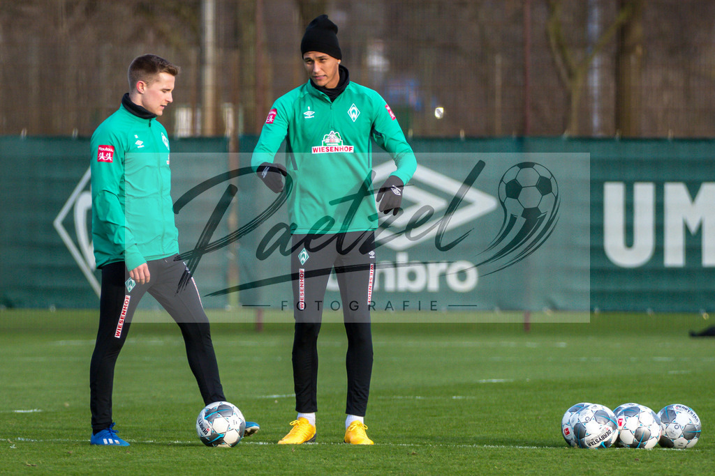 20200218_TRASVW_0036 | Fussball, Herren: Johannes Eggestein (Werder Bremen) und Davie Selke (Werder Bremen) schauen waehrend der Trainingseinheit des SV Werder Bremen auf dem wohninvest Weserstadion Trainingsplatz am 18.02.2020 in Bremen, Deutschland. - Realisiert mit Pictrs.com