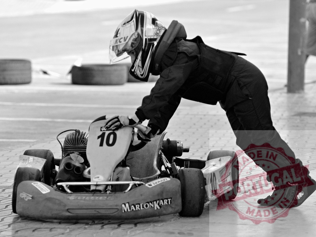 Young kart driver pushing his kart on the track | Young pilot pushing his go-kart on a track during a race - Realized with Pictrs.com