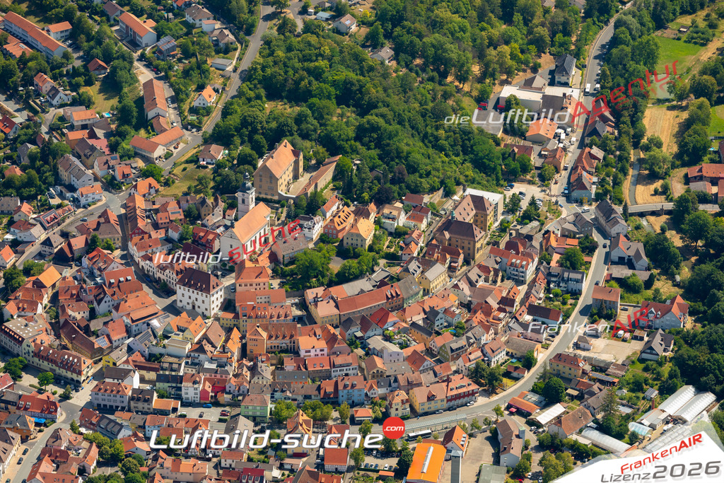 Das Luftbild zeigt : Marktstraße Arnstein - Die Luftaufnahme wurde 2023 vom UL-Flugzeug aus erstellt ( keine Drohne ) - Hochauflösende Luftaufnahme - Für grossformatige Ausdrucke geeignet. Die Geschenkidee !Mit Lizenz und Bildrechte bestellbar