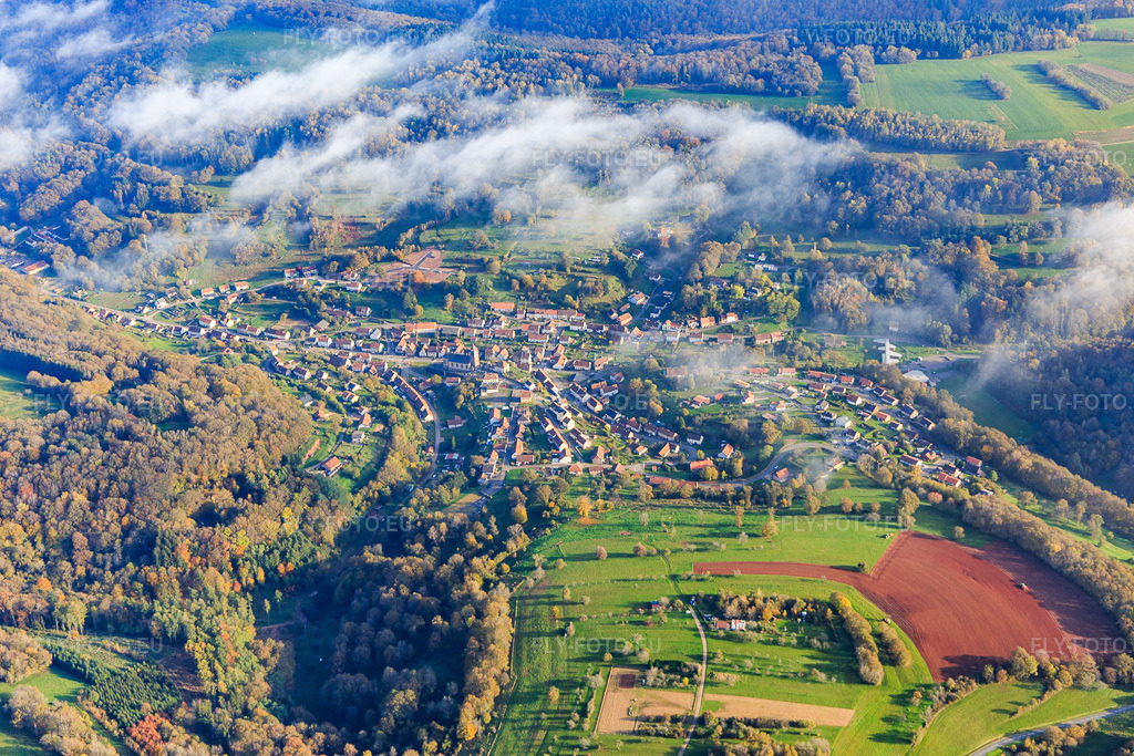 Vue aérienne: Vue du village depuis le nord-ouest sous les nuages à Schorbach dans le département Moselle, France – .Photo: IMG_143771.jpg prise le 26/10/2024 par Werner Riehm/FLY-FOTO.eu – Résolution de l'original: 5472 x 3648 px