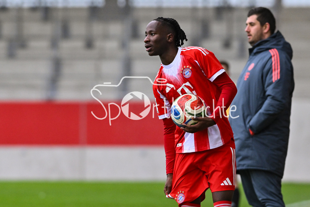 FC Bayern München - Hannover 96 | MUNICH, GERMANY - 15. FEBRUARY: im Bild mit BAll Richard AJAYI (FC Bayern München U19 3) während dem Spiel zwischen der U19 des FC Bayern München und der U19 von Hannover 96 am 2. Spieltag der Hauptrunde der U19-DFB-Nachwuchsliga am FC Bayern Campus