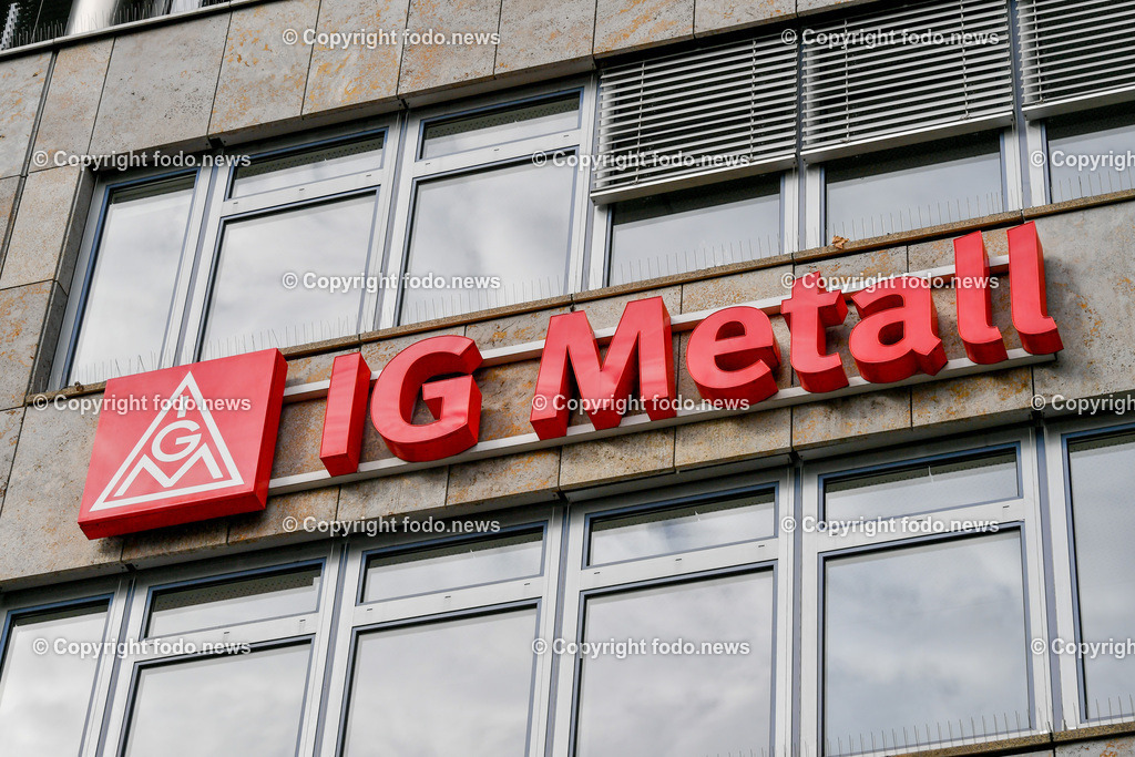 Deutschland_ Baden-Wuerttemberg_ Stuttgart_ 25.10.2025-10 | 25.10.2025, Deutschland, GER, Baden-Wuerttemberg, Stuttgart, im Bild Themenbild, IG Metall, Gewerkschaft, Metallindustrie, Gebaeude, Fassade, Logo, Arbeitsrecht, Arbeitnehmervertretung, Deutschland, Industriegewerkschaft, Buero, Gewerkschaftshaus, rote Schrift, Fensterfront, Interessenvertretung, Stadtansichten, Feature, Symbolbild 