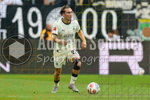 Borussia Mönchengladbach vs SV Werder Bremen - Bundesliga  | Mönchengladbach, Deutschland, 14.09.25:   Rocco Reitz (Borussia Mönchengladbach) in Aktion am Ball, Einzelaktion waehrend des Spiels der Bundesliga zwischen Borussia Mönchengladbach vs SV Werder Bremen im Stadion im Borussia Park(Foto von Brauer-Fotoagentur / Adrian Schlueter)