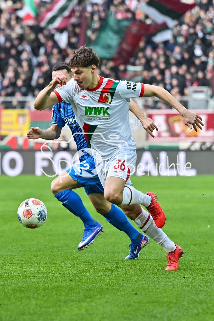 FC Augsburg - 1. FC Heidenheim | AUGSBURG, GERMANY - 15. FEBRUARY: im DUell Arijon IBRAHIMOVIC (1. FC Heidenheim 22) und Mert KOEMUER (KÖMÜR, KOMUR, FC Augsburg 36) während dem Bundesligamatch zwischen dem FC Augsburg und dem 1. FC Heidenheim am 22. Spieltag in der WWK-Arena / DFL REGULATIONS PROHIBIT ANY USE OF PHOTOGRAPHS AS IMAGE SEQUENCES AND/OR QUASI-VIDEO