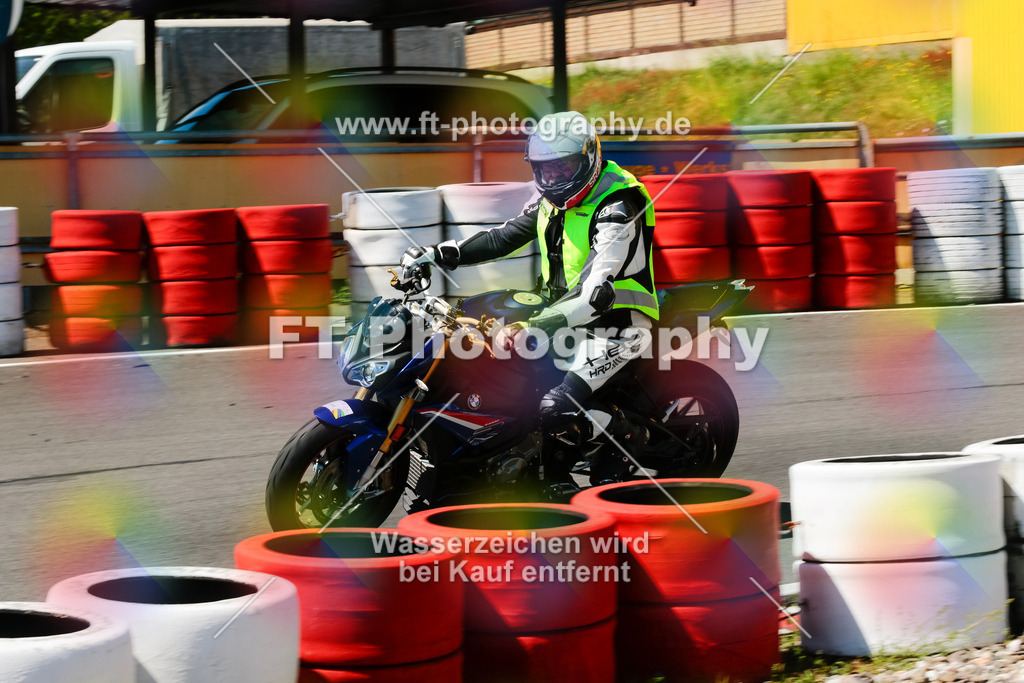 Moto-TeamOBK-22493 | Hier findet Ihr Bilder von Touristenfahrten auf der Nürburgring Nordschleife oder von anderen Veranstaltungen die ich besucht habe. Viel Spass beim Durch Schauen 