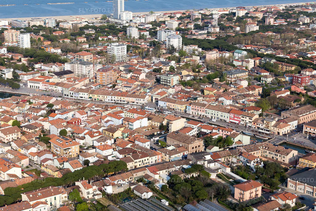 Vue aérienne: Vue de la ville à Cesenatico dans le département Forlì-Cesena, Italie. Photo: IMG_098443.jpg prise le 05/04/2017 par Werner Riehm/FLY-FOTO.eu – Résolution de l'original: 4931 x 3287 px