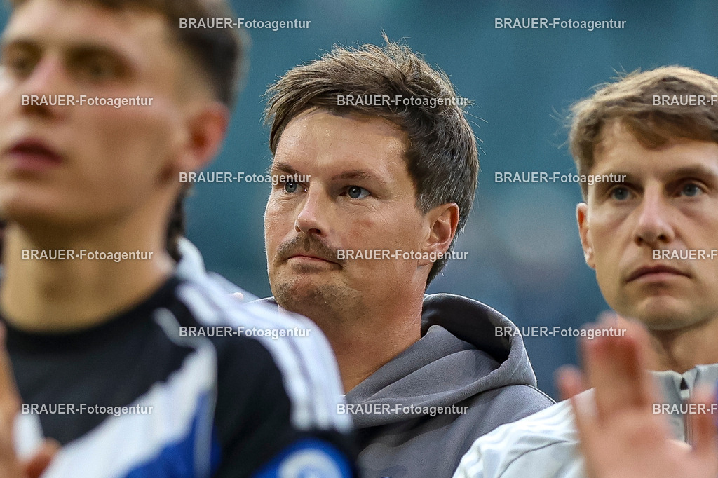 Borussia Mönchengladbach vs Hamburger SV - Bundesliga  | Mönchengladbach, Deutschland, 24.08.25:   Trainer Merlin Polzin  schaut waehrend des Spiels der Bundesliga zwischen Borussia Mönchengladbach vs Hamburger SV im Stadion im Borussia Park(Foto von Brauer-Fotoagentur / Adrian Schlueter)