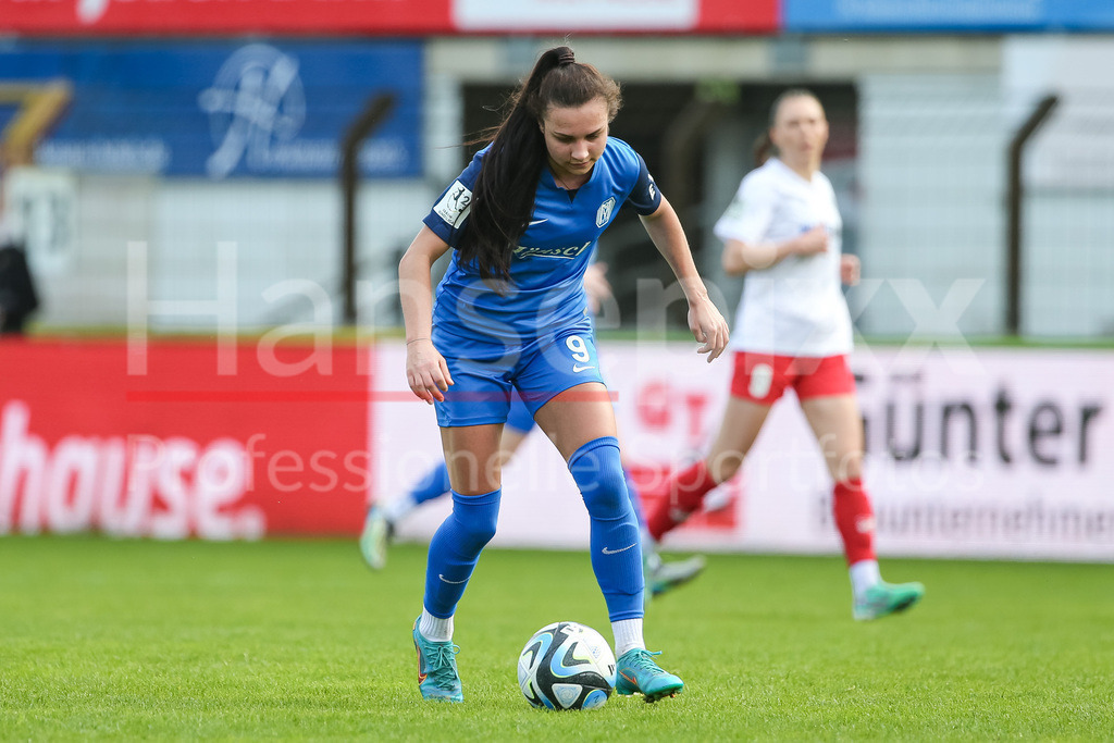Fussball, 2. Frauen-Bundesliga, SV Meppen - SC Sand | v.li.: Kornelia Grosicka (SV Meppen, 9) am Ball, Einzelbild, Ganzkörper, Aktion, Action, Spielszene, DIE DFB-RICHTLINIEN UNTERSAGEN JEGLICHE NUTZUNG VON FOTOS ALS SEQUENZBILDER UND/ODER VIDEOÄHNLICHE FOTOSTRECKEN. DFB REGULATIONS PROHIBIT ANY USE OF PHOTOGRAPHS AS IMAGE SEQUENCES AND/OR QUASI-VIDEO.
