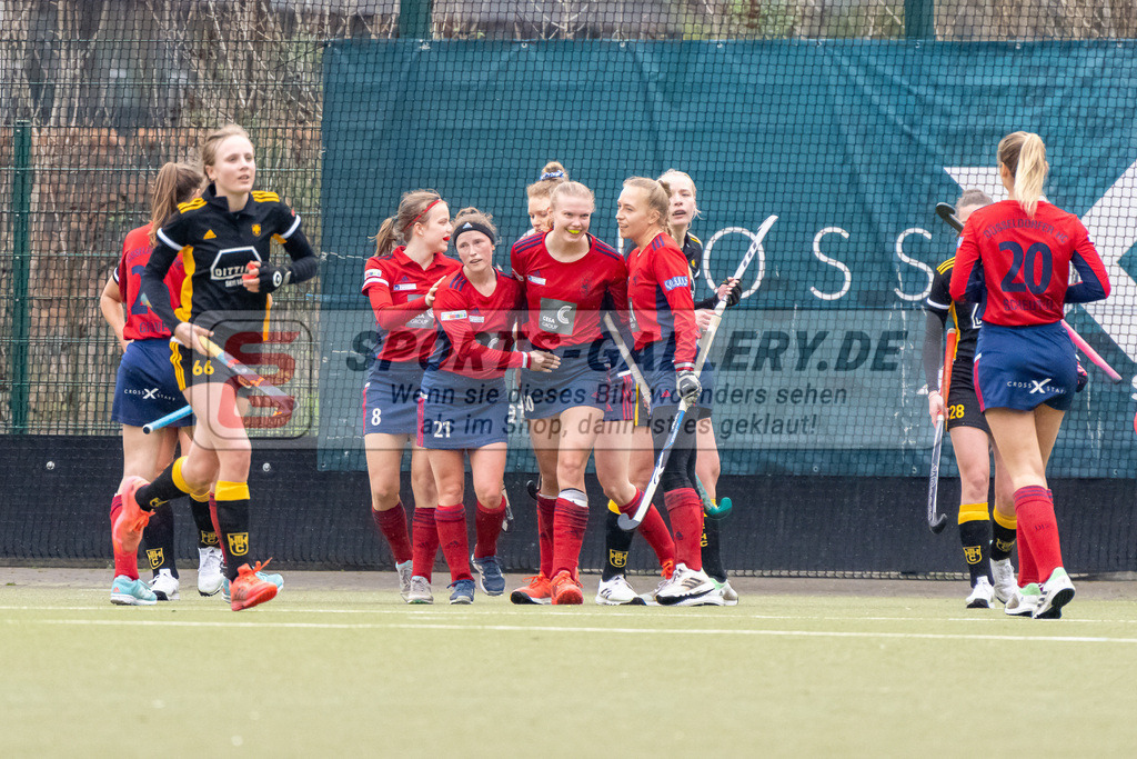HK_20230401_106603 | 1. Bundesliga Damen Düsseldorfer HC - Harvestehuder THC  am 1.4.2023 DHC Düsseldorf, Düsseldorf , Maike Schaunig ( Düsseldorfer HC #21 ) , Lil-Sophie Achterwinter ( Düsseldorfer HC #30 ) , Sara Strauss ( Düsseldorfer HC #11 )