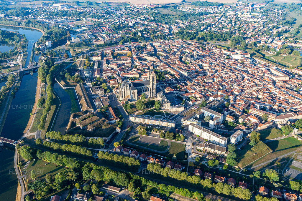 Vue aérienne: Vue de la ville à le quartier Pre Saint-Mansuy Sous La Vacheri in Toul dans le département Meurthe et Moselle, France. Photo: IMG_118114.jpg prise le 15/09/2019 par Werner Riehm/FLY-FOTO.eu – Résolution de l'original: 5472 x 3648 px
