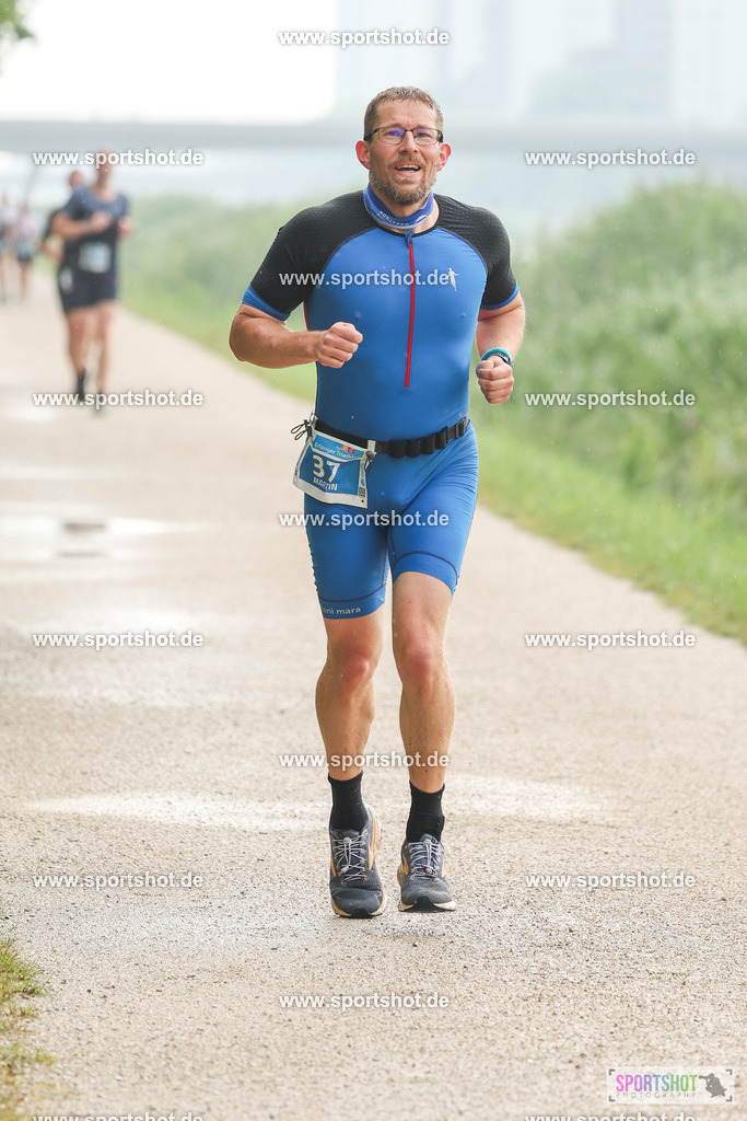 LUR_1164 | 34. M-net Erlanger Triathlon 2025 #erlangertriathlon  #mnettriathlon2025 #mnettriathlon #team #olympischedistanz #mitteldistanz #triathlon #maindonaukanal  #erlangertriathlon2025 #yourpictrs #tv1848 #tv1848erlangen  #triathlonbayern #sportinerlangen #demsportverbunden #sportshot_your_pictrs Copyright: www.sportshot.de