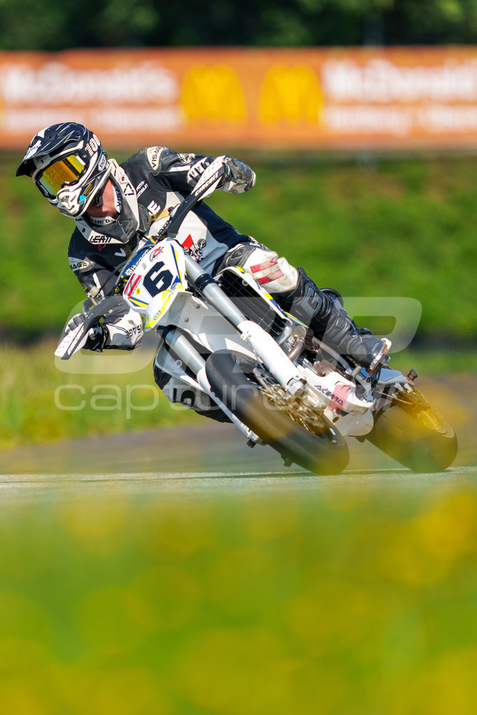SuperMoto_Staatsmeisterschaft_Greinbach_304 | GRIPcapture steht für authentische Sportfotografie in Österreich – für Momente, die mehr sind als Geschwindigkeit oder Ergebnis. Es geht um Emotion, Spannung, Fokus und den Augenblick, der oft nur einen Wimpernschlag dauert.Ob Motorsport, Teamsport oder 