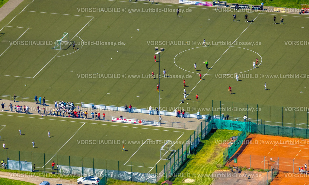 Hagen230501892 | Luftbild, Fußballspiel auf dem Sportplatz der Bezirkssportanlage Emst, Emst, Hagen, Sauerland, Nordrhein-Westfalen, Deutschland