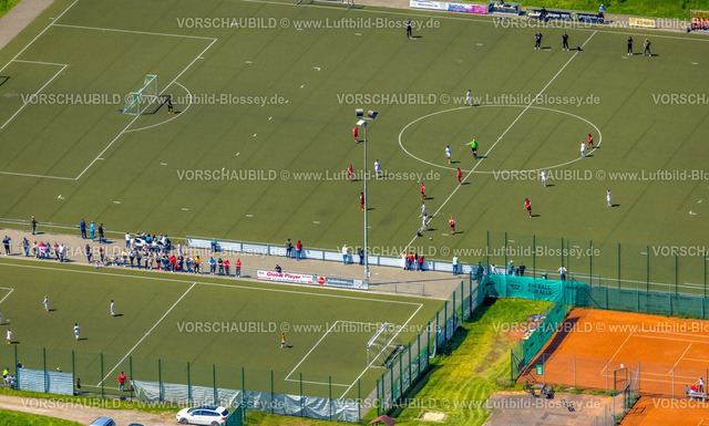 Hagen230501892 | Luftbild, Fußballspiel auf dem Sportplatz der Bezirkssportanlage Emst, Emst, Hagen, Sauerland, Nordrhein-Westfalen, Deutschland