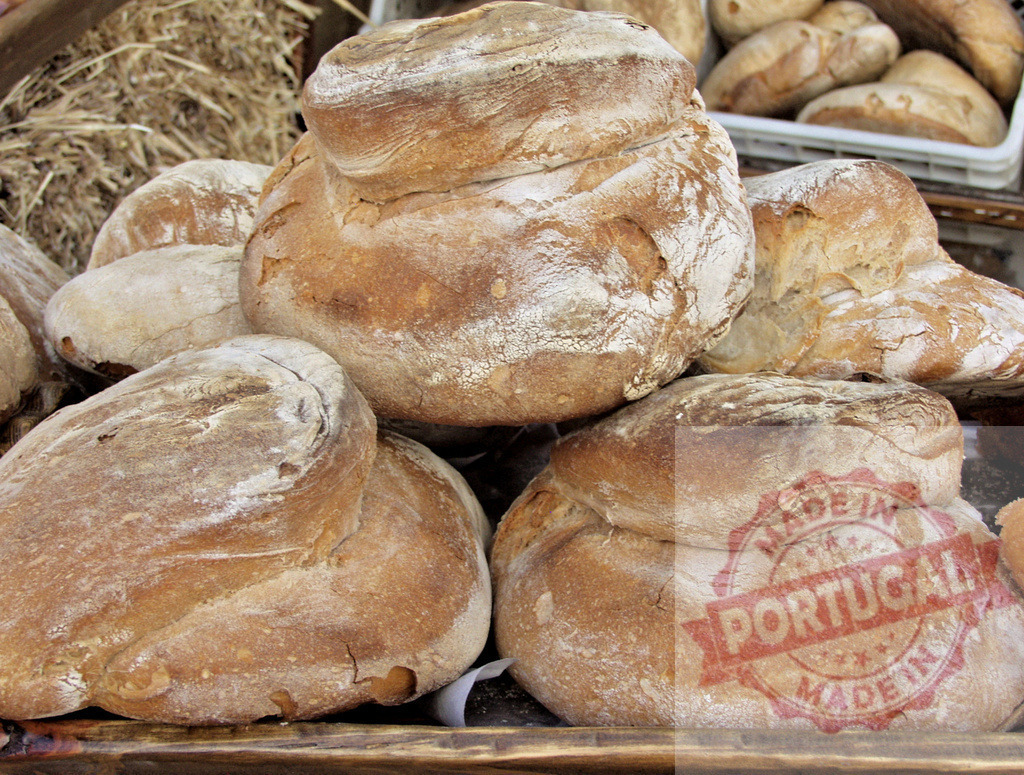 Artisan rustic bread loaves piled for sale | Rustic artisan bread loaves are stacked with flour dusting - Realisiert mit Pictrs.com