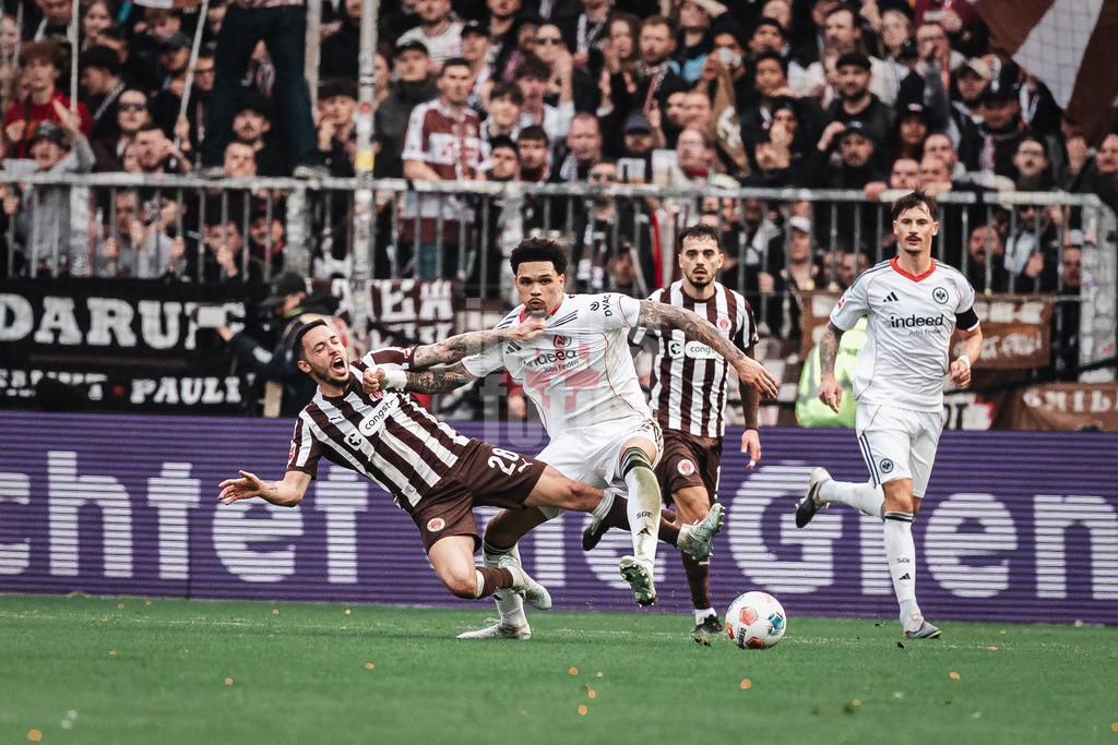 Fußball | Männer | Saison 2025/2026  | Fußball-Bundesliga | 25. Spieltag | FC St. Pauli vs. Eintracht Frankfurt | 08.03.2026 | v.l. Mathias Pereira Lage (#28, FC St. Pauli) gegen Nnamdi Collins (#34, Eintracht Frankfurt)