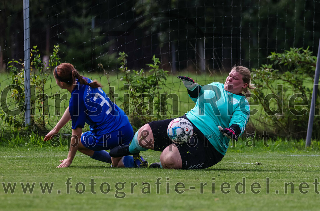 2023-09-03_142_Teamware_Cup_2023 | Oberding, Deutschland, 03.09.2023:
Fußball, TS Teamwear Cup 2023, Vorrunde, FC Schwaig gegen FC Langengeisling, Endergebnis: 

Foto: Christian Riedel / fotografie-riedel.net