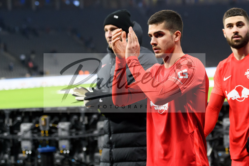 BSCRBL20220220_103 | Fussball, Herren: Andre Silva (RB Leipzig) gestikuliert, Gestik bei dem Spiel der 1. Bundesliga zwischen Hertha BSC und RB Leipzig im Olypiastadion am 20.02.2022 in Berlin, Deutschland.DFB / DFL REGULATIONS PROHIBIT ANY USE OF PHOTOGRAPHS AS IMAGE SEQUENCES AND/OR QUASI-VIDEO. - Realisiert mit Pictrs.com