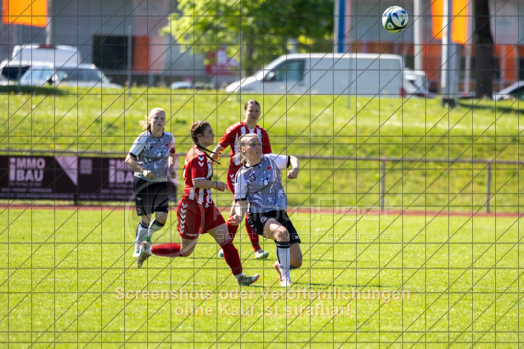 20250501_104708_0250 | #,1.FC Donzdorf II (rot) vs.1.Göppinger SV (weiß), Fussball, Frauen-Bezirkspokal Halbfinale Saison 2024/2025, Rasenplatz Lautertal Stadion, Süßener Straße 16, 73072 Donzdorf, 01.05.2025 - 10:30 Uhr,Foto: PhotoPeet-Sportfotografie/Peter Harich