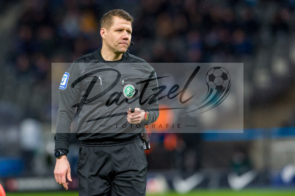 BSCRBL20220220_220 | Fussball, Herren: Schiedsrichter Patrick Ittrich schaut bei dem Spiel der 1. Bundesliga zwischen Hertha BSC und RB Leipzig im Olypiastadion am 20.02.2022 in Berlin, Deutschland.DFB / DFL REGULATIONS PROHIBIT ANY USE OF PHOTOGRAPHS AS IMAGE SEQUENCES AND/OR QUASI-VIDEO. - Realisiert mit Pictrs.com