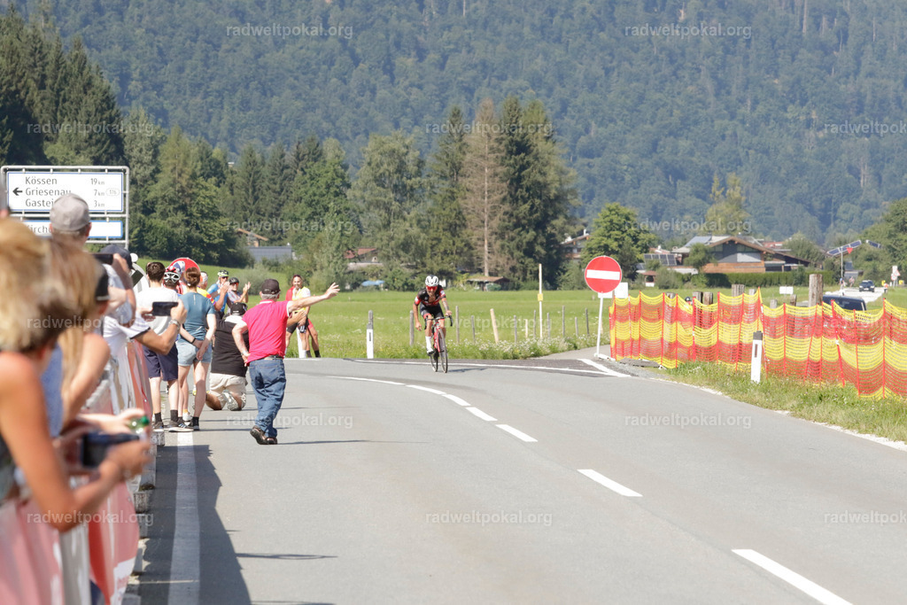 1185_20230817_Bewerb_Maenner_Muehlanger | AUT - OESTERREICH, 2023-08-16: SPORT RENNRAD-FAHREN - 55. INTERNATIONALER RADWELTPOKAL IN ST. JOHANN IN TIROL  - Vintage-Radrennen mit WM-Bronze-Medaillen-Siegerin Christina Schweinberger, den Teilnehmer und Alexander Baumann (vom Orginastions-Team) - TAG 2 BEWERB MAENNER IN SECHS GRUPPEN  ; Foto: Roland Muehlanger
