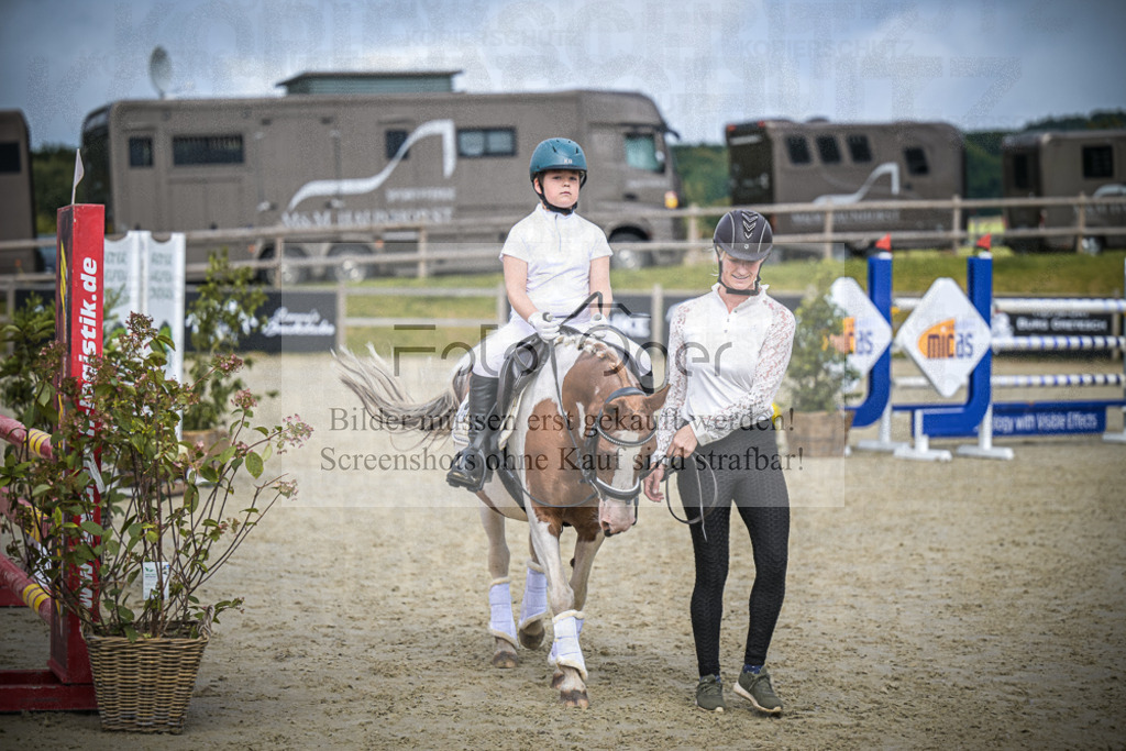 DOS_0118 | Entdecke hochwertige Reitturnierfotos von Foto Oger. Professionell, emotional und authentisch – jetzt Lieblingsmomente im Shop bestellen.Deutschlandweite Turnierfotografie. - Realisiert mit Pictrs.com