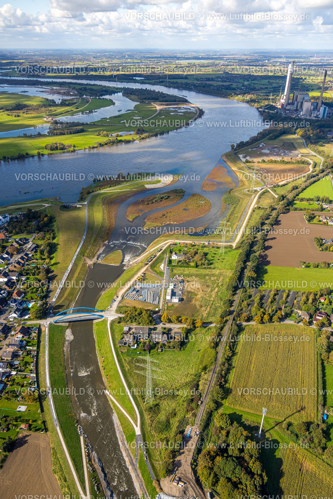 Dinslaken241009259 | Luftbild, Fluss Emscher und Emscherdelta, neue Emschermündung in den Fluss Rhein, Gleitsohle und blaue Brücke Hagelstraße, oben Rheinvorland im Orsoyer Rheinbogen, hinten das Kraftwerk Voerde, Fernsicht und blauer Himmel mit Wolken, Eppinghoven, Dinslaken, Ruhrgebiet, Nordrhein-Westfalen, Deutschland