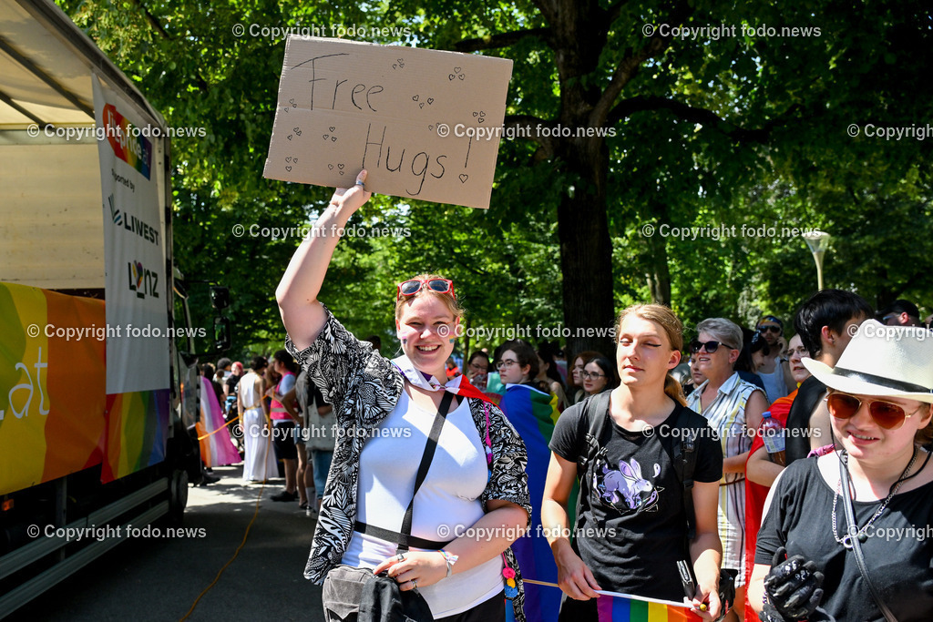 Linzpride 2024_ 06.07.2024-81 | 06.07.2024, Linz, AUT, Linzpride 2024, im Bild Teilnehmer an der Linz Pride 2024