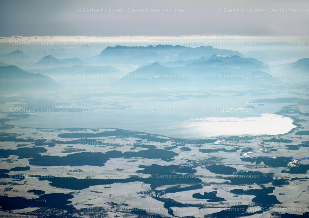 7000323 | Blick über den Chiemsee und das verschneite Alpenvorland zu den Alpen