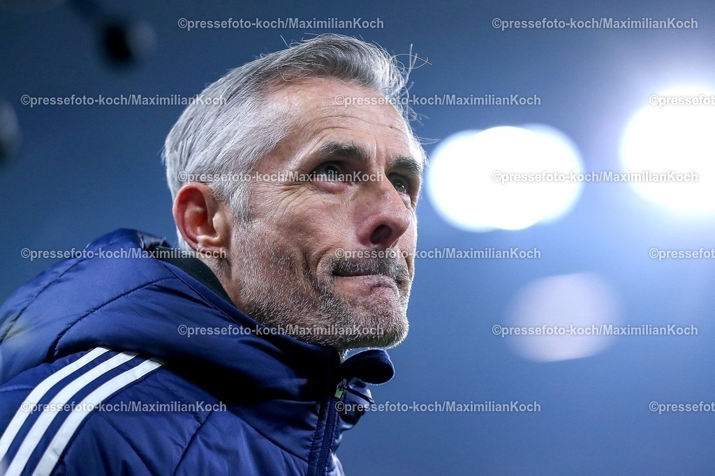 S0401022502169 | 01.02.2025, Fußball, FC Schalke 04 - 1. FC Magdeburg, 2.. Fußball Bundesliga, 20. Spieltag, Veltins-Arena Gelsenkirchen, Saison 2024 2025: Trainer Kees van Wonderen (S04 Cheftrainer)DFB regulations prohibit any use of photographs as image sequences and or quasi-video.