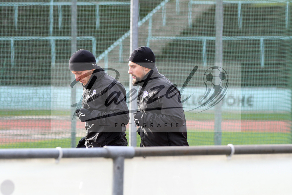 20200130_TRAOSN_0055 | Fußball, Herren: Bashkim Ajdini (VfL Osnabrueck) und Marcos Alvarez (VfL Osnabrueck) in Aktion waehrend der Trainingseinheit des VfL Osnabrueck im Sportpark Illoshoehe am 30.01.2020 in Osnabrueck, Deutschland. - Realisiert mit Pictrs.com