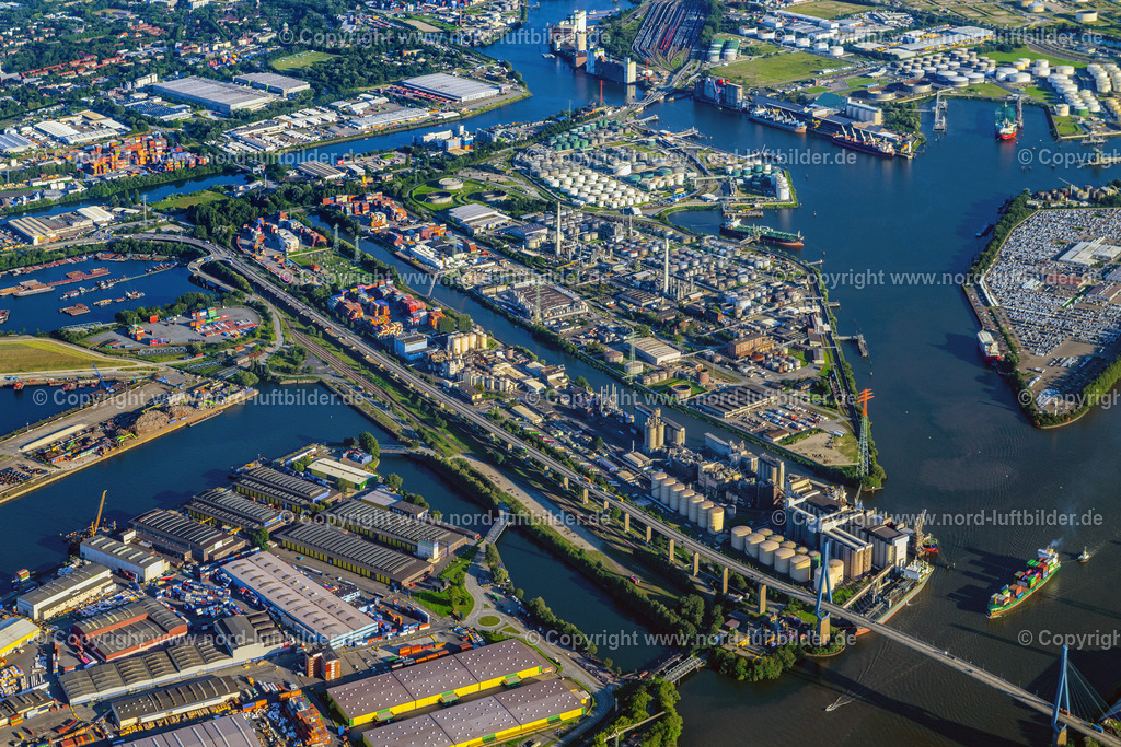 Hamburg_Wilhelmsburg_Lwerke_Schindler_ELS_1952210823 | HAMBURG 21.08.2023 Technische Anlagen im Industriegebiet and der Rethe - Elbe Mündung entlang des Verlaufs der Straße Köhlbrandbrücke mit dem gleichnamigen Brückenbauwerk in Hamburg. // Equipment in the industrial area and der Rethe - Elbe Muendung entlang des Verlaufs der Strasse Koehlbrandbruecke mit dem gleichnamigen Brueckenbauwerk in Hamburg in Germany. Foto: Martin Elsen