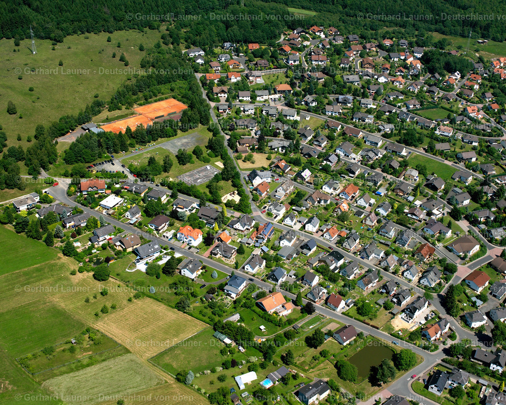 2610572 | MANDERBACH 09.06.2006 Wohngebiet einer Einfamilienhaus- Siedlung  in Manderbach im Bundesland Hessen, Deutschland // Single-family residential area of settlement  in Manderbach in the state Hesse, Germany Foto: Gerhard Launer