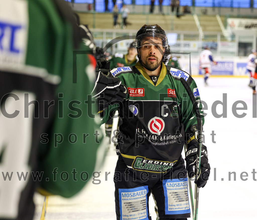 2022-10-23_023_TSV_Erding_gegen_ESC_Kempten | Erding, Deutschland, 23.10.2022:
Eishockey, Bayernliga 2022 / 2023, 7. Spieltag, TSV Erding gegen ESC Kempten, Endergebnis: 

Philipp Michl (Erding Gladiators, #77)

Foto: Christian Riedel / fotografie-riedel.net