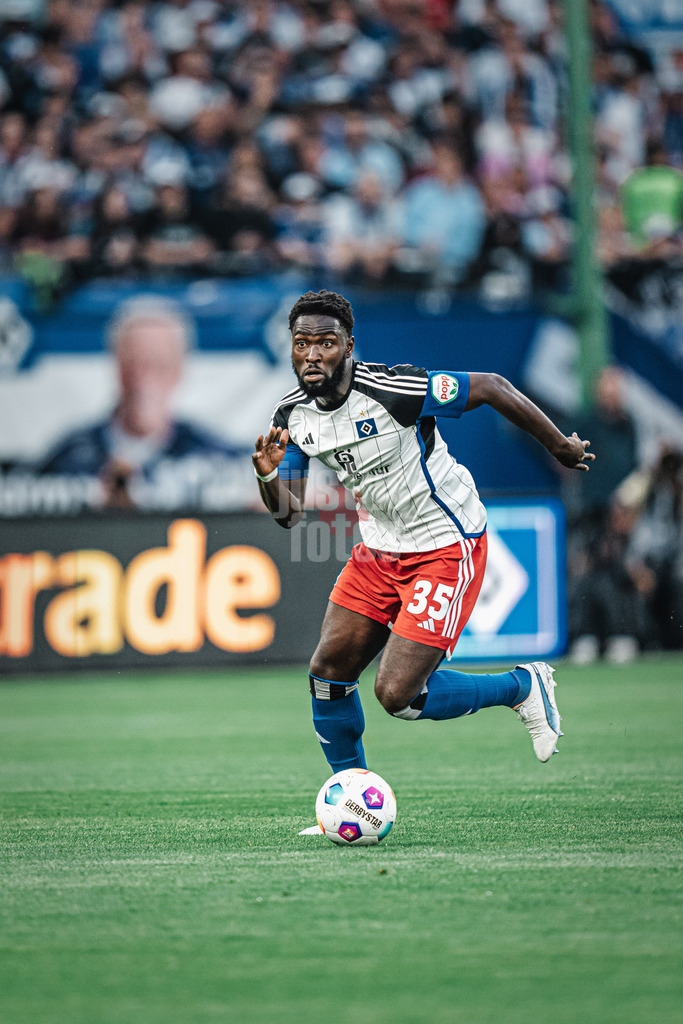 Fußball | Männer | Saison 2023/2024 | 2. Fußball-Bundesliga | 1. Spieltag | Hamburger SV vs. FC Schalke 04 | 28.07.2023 | Stephan Ambrosius (#35, HSV) in Ballbesitz
