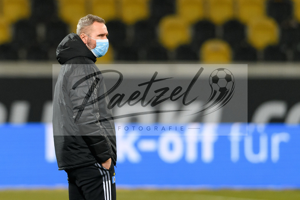 SGDHSV20220114_80 | Fussball, Herren: Trainer Tim Walter (Hamburger SV) schaut bei dem Spiel der 2. Bundesliga zwischen SG Dynamo Dresden und Hamburger SV im Rudolf-Harbig-Stadion am 14.01.2022 in Dresden, Deutschland.DFB / DFL REGULATIONS PROHIBIT ANY USE OF PHOTOGRAPHS AS IMAGE SEQUENCES AND/OR QUASI-VIDEO. - Realisiert mit Pictrs.com