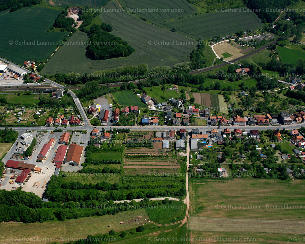 2634135 | UDER 09.06.2006 Landwirtschaftliche Nutzflächen und Feldgrenzen  umsäumen das Siedlungsgebiet des Dorfes in Uder im Bundesland Thüringen, Deutschland // Agricultural land and field boundaries surround the settlement area of the village  in Uder in the state Thuringia, Germany Foto: Gerhard Launer
