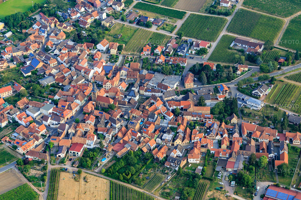 Luftbild: Ortsansicht von Süden in Frankweiler im Bundesland Rheinland-Pfalz in Deutschland. Foto: IMG_108824.jpg vom 15.07.2018 durch Werner Riehm/FLY-FOTO.de