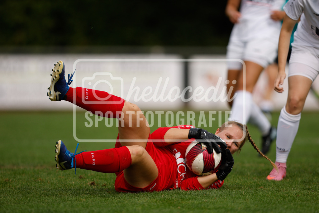 Fußball I Frauen I Westfalenpokal 26-27 I DJK GW Amelsbüren - SSV Rhade  I 18753 | Melanie Ziegner (1, DJK GW Amelsbüren) hält den Ball. - Realisiert mit Pictrs.com