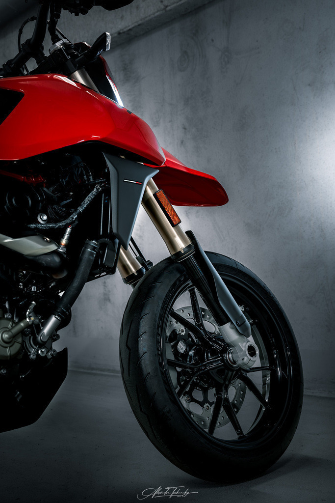 Hypermotard 698 Mono | Entdecken Sie die faszinierende Welt von Alexander Tschuncky Arts: Kreative Fotografie, atemberaubende Automobilkunst und hochwertiger Bilderdruck. Lassen Sie sich inspirieren! - Realisiert mit Pictrs.com