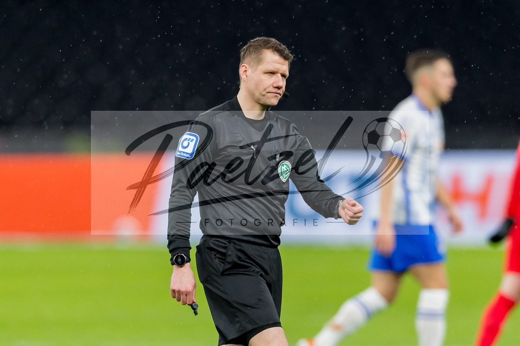 BSCRBL20220220_174 | Fussball, Herren: Schiedsrichter Patrick Ittrich schaut bei dem Spiel der 1. Bundesliga zwischen Hertha BSC und RB Leipzig im Olypiastadion am 20.02.2022 in Berlin, Deutschland.DFB / DFL REGULATIONS PROHIBIT ANY USE OF PHOTOGRAPHS AS IMAGE SEQUENCES AND/OR QUASI-VIDEO. - Realisiert mit Pictrs.com