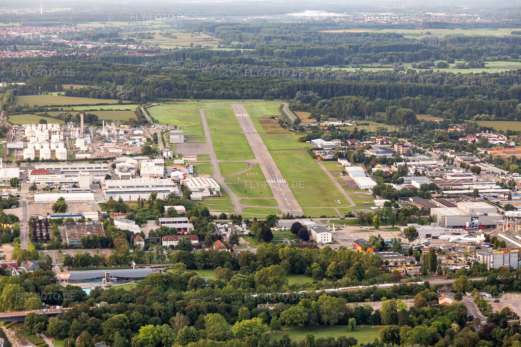 Luftbild: Start- und Landebahn mit Rollfeldgelände des Flugplatz Speyer Ludwigshafen GmbH in Speyer im Bundesland Rheinland-Pfalz in Deutschland. Foto: IMG_116500.jpg vom 11.08.2019 durch Werner Riehm/FLY-FOTO.de