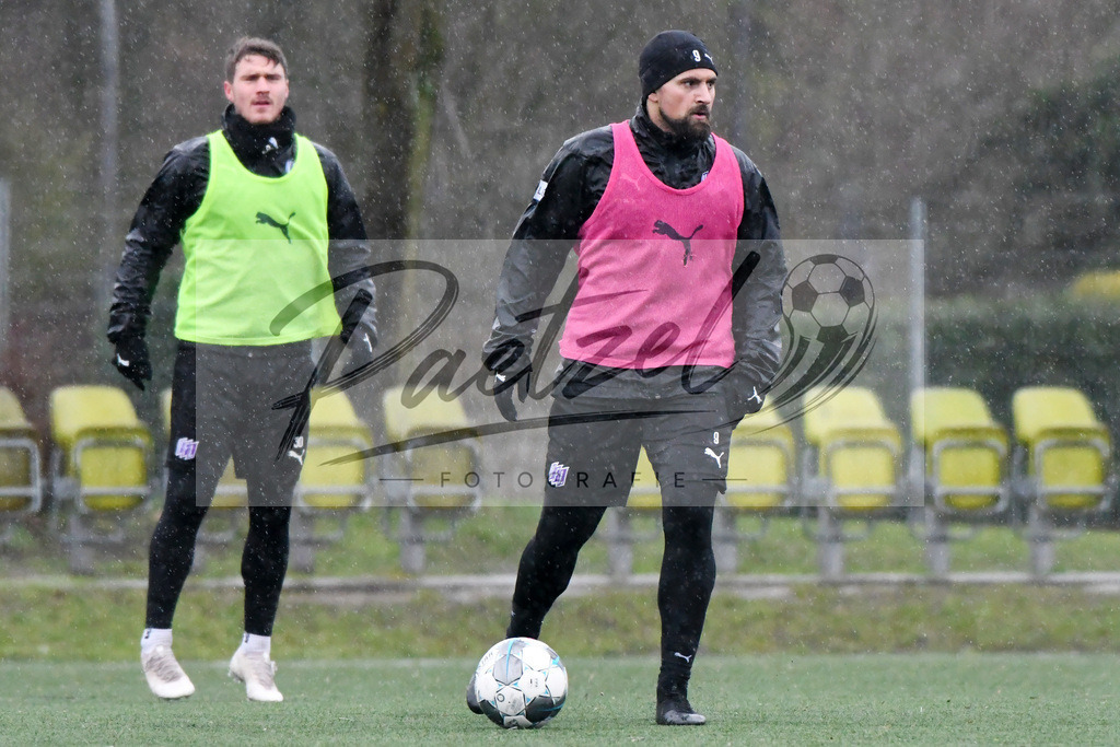 20200213_TRAOSN_0051 | Fussball, Herren: Marcos Alvarez (VfL Osnabrueck) in Aktion, am Ball, Einzelaktion waehrend der Trainingseinheit des VfL Osnabrueck im Sportpark Illoshoehe am 13.02.2020 in Osnabrueck, Deutschland. - Realisiert mit Pictrs.com