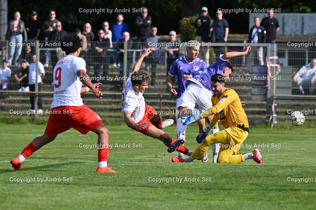 VfR Neumünster vs Holstein Kiel II | Geart Latifi (VfR #33) &amp; José Aguirre Dardon (VfR #27) vs Kian Tack (Holstein #23) / Fußball-Oberliga Männer 2026/2027 / VfR Neumünster vs Holstein Kiel II / Grümmi-Arena / Neumünster / 27.09.26 - Realisiert mit Pictrs.com