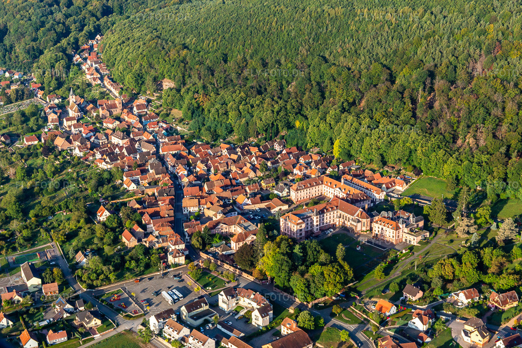 Luftbild: Kloster Oberbronn und Krankenhaus Notre Dame in Oberbronn im Bundesland Bas-Rhin in Frankreich. Foto: IMG_139191.jpg vom 01.10.2023 durch Werner Riehm/FLY-FOTO.de
