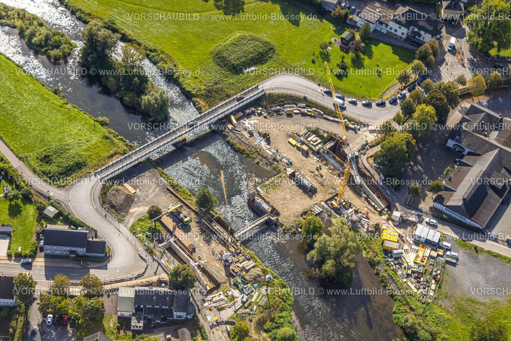 Arnsberg230905062 | Luftbild, Neubau Dinscheder Brücke der Glösinger Straße (L735) über den Fluss Ruhr und Renaturierung, Glösingen, Arnsberg, Sauerland, Nordrhein-Westfalen, Deutschland