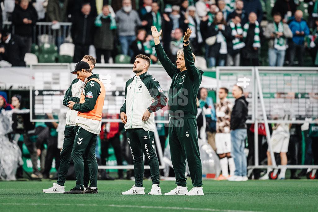 Fußball | Männer | Saison 2025/2026 | 1. Fußball-Bundesliga | 6. Spieltag | SV Werder Bremen vs. FC St. Pauli | 04.10.2025 | Horst Steffen (SV Werder Bremen) klatscht für die Fans