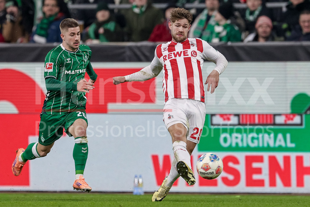 Fussball, Bundesliga, SV Werder Bremen - 1. FC Köln | v.li.: Romano Schmid (SV Werder Bremen, 20) und Jan Thielmann (1. FC Köln, 29) im Zweikampf, Duell, Dynamik, Aktion, Action, Spielszene, DIE DFL-RICHTLINIEN UNTERSAGEN JEGLICHE NUTZUNG VON FOTOS ALS SEQUENZBILDER UND/ODER VIDEOÄHNLICHE FOTOSTRECKEN. DFL REGULATIONS PROHIBIT ANY USE OF PHOTOGRAPHS AS IMAGE SEQUENCES AND/OR QUASI-VIDEO.